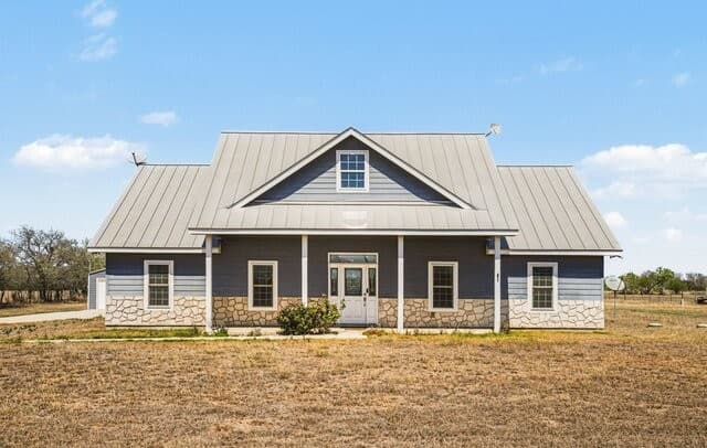 4-bedroom rental at 1005 County Road 678 in Natalia, TX — photo 1