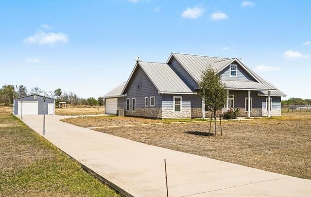 4-bedroom rental at 1005 County Road 678 in Natalia, TX — photo 2