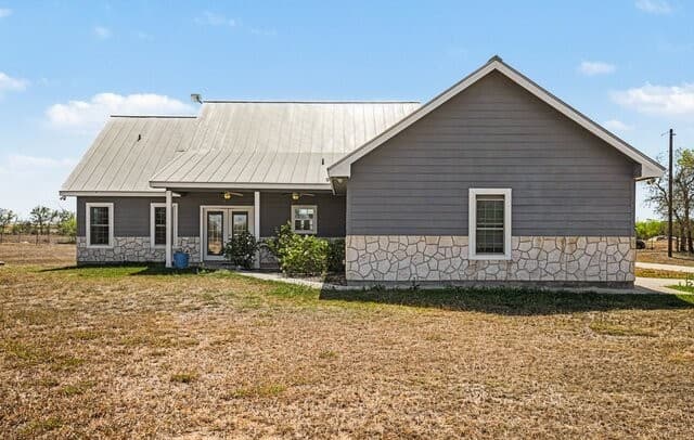 4-bedroom rental at 1005 County Road 678 in Natalia, TX — photo 3