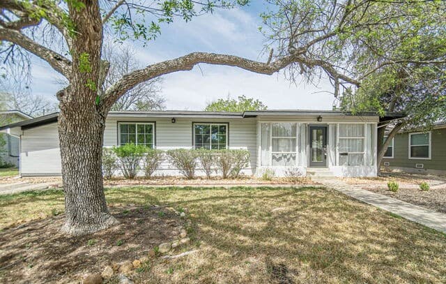 4-bedroom rental at 227 Devonshire Dr in San Antonio, TX — photo 2