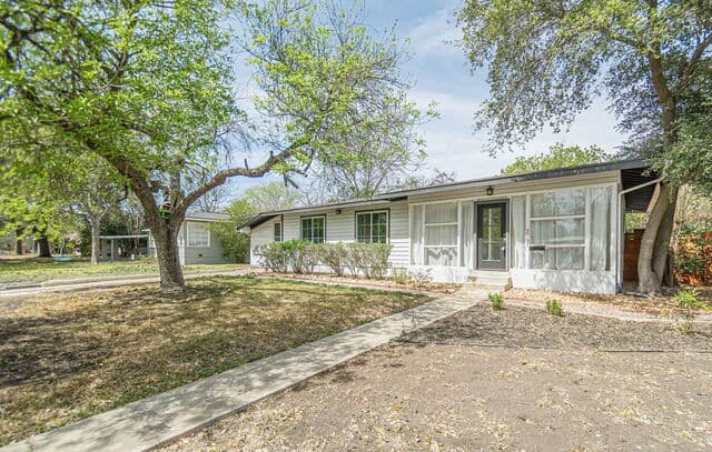 4-bedroom rental at 227 Devonshire Dr in San Antonio, TX — photo 3