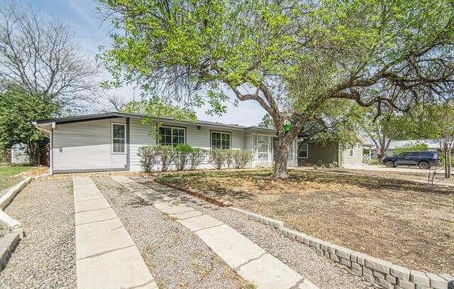 4-bedroom rental at 227 Devonshire Dr in San Antonio, TX — photo 4