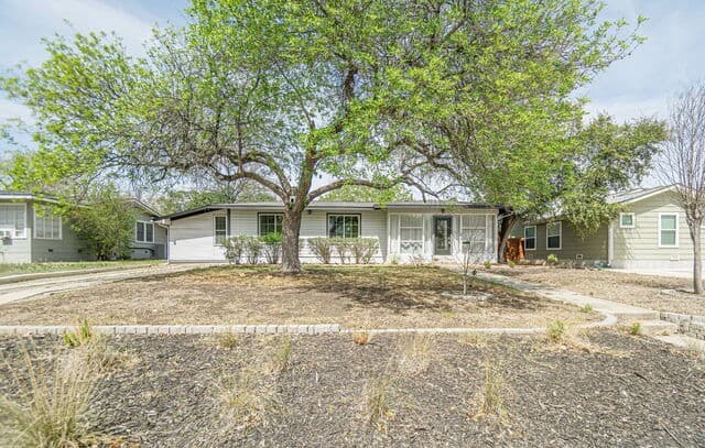 4-bedroom rental at 227 Devonshire Dr in San Antonio, TX — photo 5