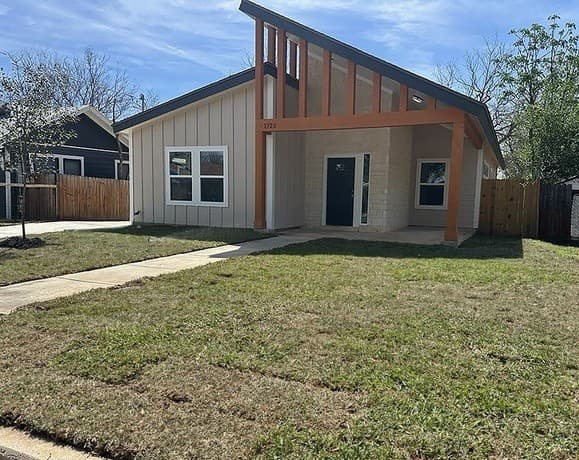3-bedroom rental at 1722 Center St in San Antonio, TX — photo 1