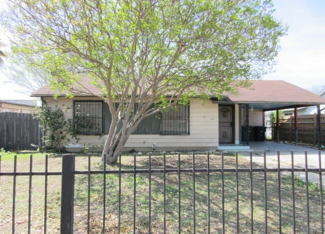 3-bedroom rental at 1210 McCauley in San Antonio, TX — photo 2