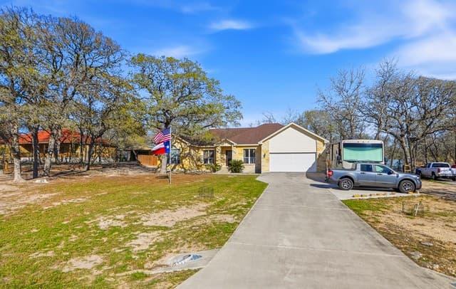 3-bedroom rental at 528 Jacobs in La Vernia, TX — photo 2