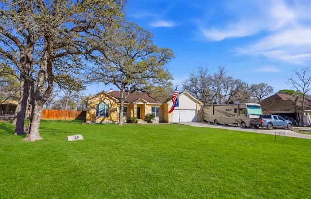 3-bedroom rental at 528 Jacobs in La Vernia, TX — photo 3