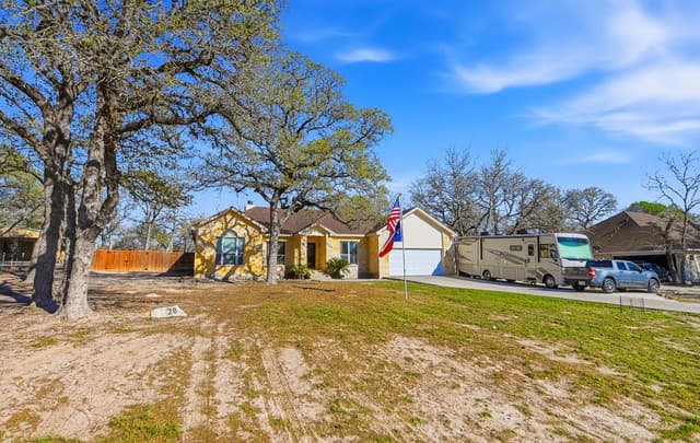 3-bedroom rental at 528 Jacobs in La Vernia, TX — photo 4