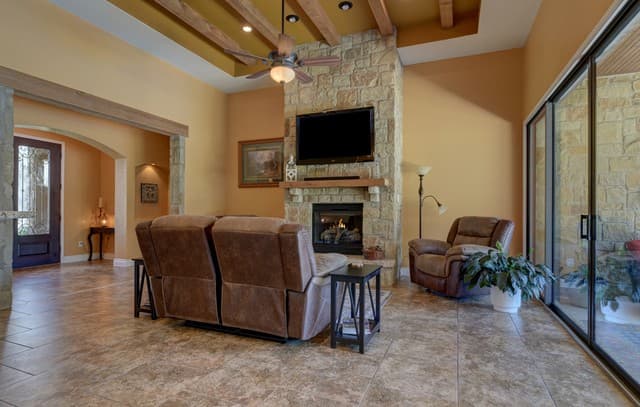 4-bedroom rental at 204 Fawn in Floresville, TX — photo 5