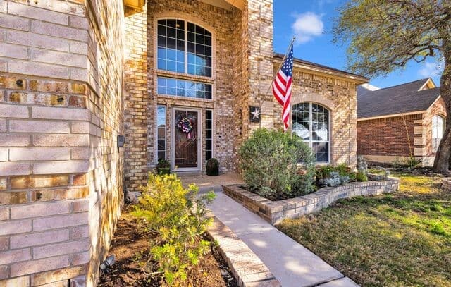 5-bedroom rental at 9215 Tay Dr in Helotes, TX — photo 2