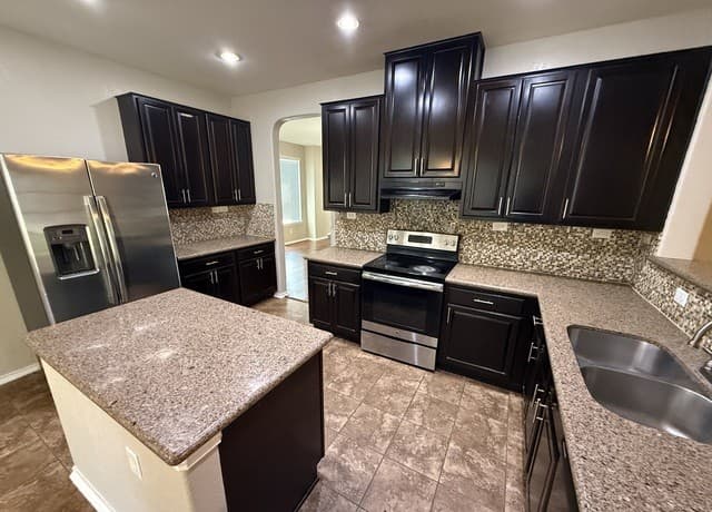 4-bedroom rental at 4523 Orchard Rim in San Antonio, TX — photo 2