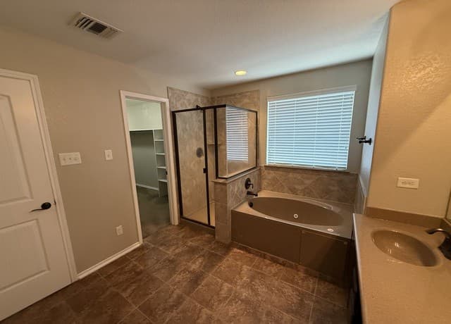 4-bedroom rental at 4523 Orchard Rim in San Antonio, TX — photo 5