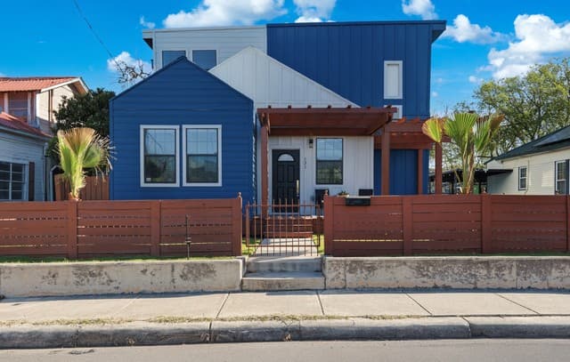 4-bedroom rental at 131 Rehmann in San Antonio, TX — photo 2