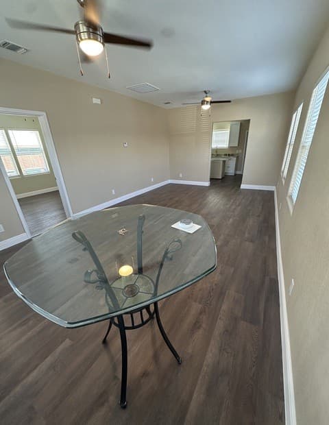 2-bedroom rental at 918 Sacramento in San Antonio, TX — photo 3