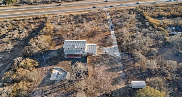 4-bedroom rental at 3940 Us Highway 90 in Hondo, TX — photo 4