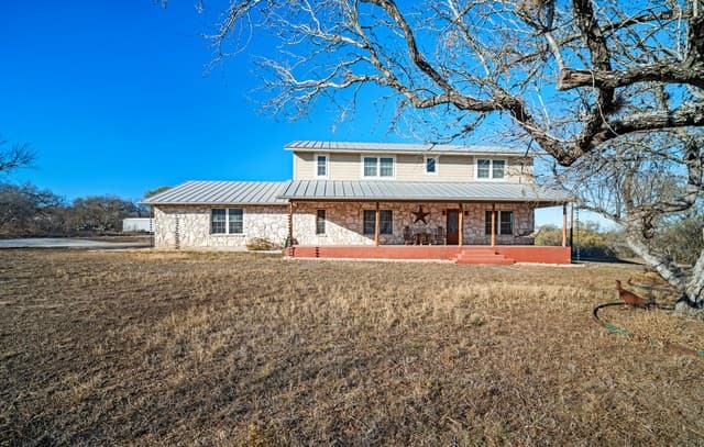 4-bedroom rental at 3940 Us Highway 90 in Hondo, TX — photo 5