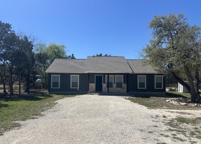 3-bedroom rental at 324 Weatherby in Spring Branch, TX — photo 2