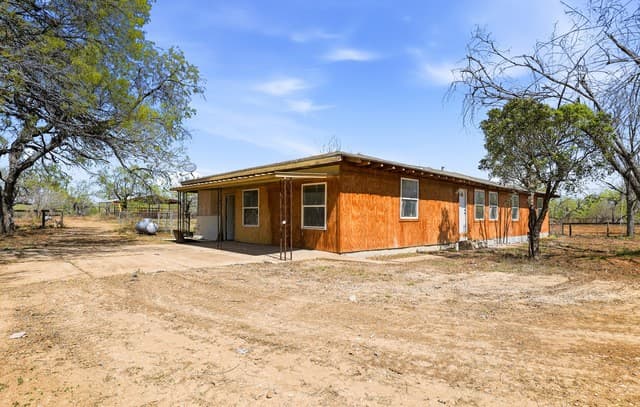 5-bedroom rental at 11515 Ford in Adkins, TX — photo 3