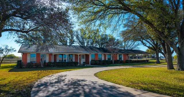 3-bedroom rental at 25 Labus Ln in Floresville, TX — photo 1