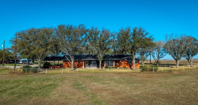 3-bedroom rental at 25 Labus Ln in Floresville, TX — photo 2