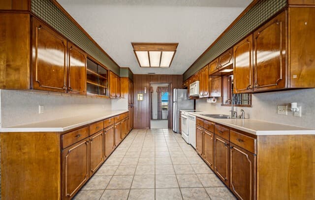 3-bedroom rental at 25 Labus Ln in Floresville, TX — photo 3