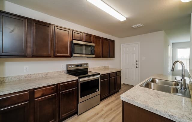 3-bedroom rental at 5114 Jade Crossing in San Antonio, TX — photo 3