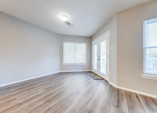 4-bedroom rental at 12127 Branding Pt in Helotes, TX — photo 3