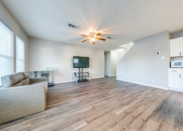 4-bedroom rental at 12127 Branding Pt in Helotes, TX — photo 5