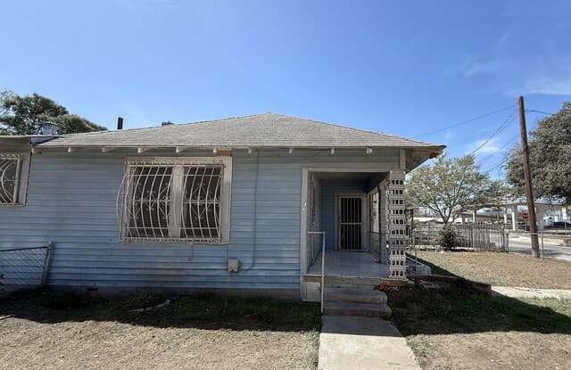 2-bedroom rental at 514 Recio in San Antonio, TX — photo 2