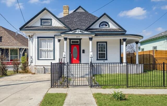 3-bedroom rental at 417 Warren in San Antonio, TX — photo 2