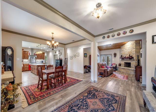 3-bedroom rental at 6472 Bluntzer Rd in Jourdanton, TX — photo 3