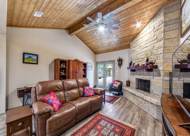 3-bedroom rental at 6472 Bluntzer Rd in Jourdanton, TX — photo 4