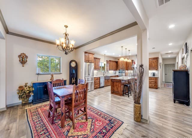 3-bedroom rental at 6472 Bluntzer Rd in Jourdanton, TX — photo 5
