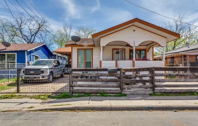 3-bedroom rental at 446 Blue Bonnet St. in San Antonio, TX — photo 1