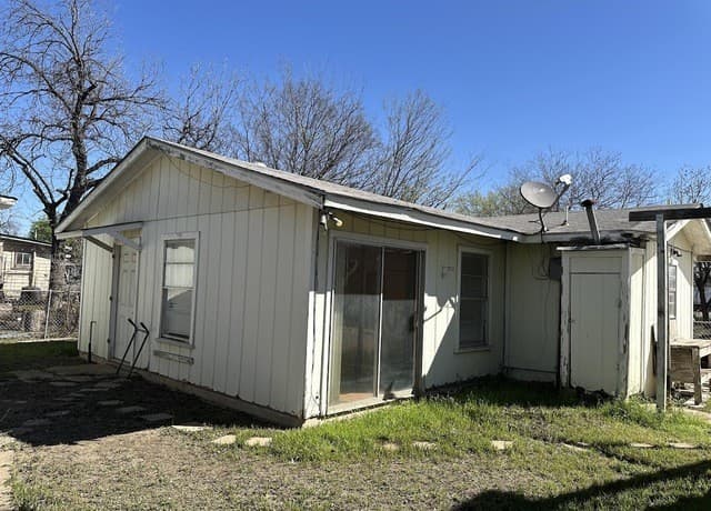 4-bedroom rental at 831 Brighton in San Antonio, TX — photo 3