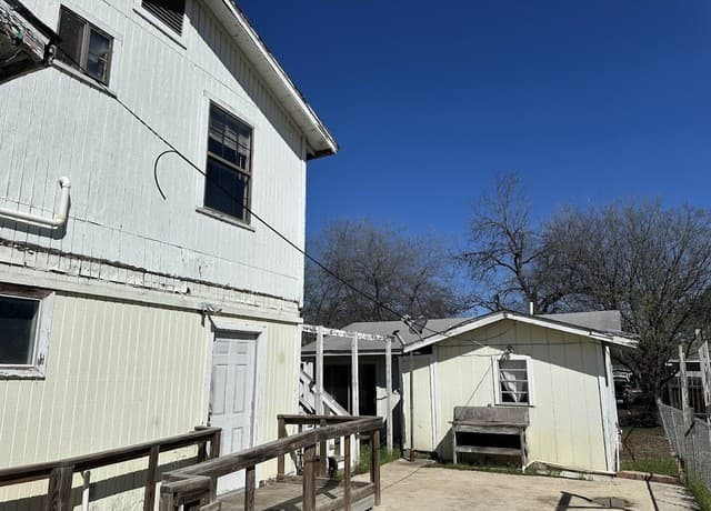 4-bedroom rental at 831 Brighton in San Antonio, TX — photo 4