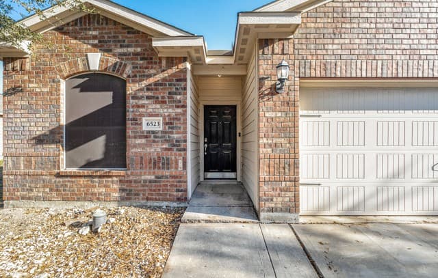 3-bedroom rental at 6523 Luckey Square in San Antonio, TX — photo 2