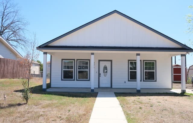 4-bedroom rental at 178 Shadow Valley in San Antonio, TX — photo 2