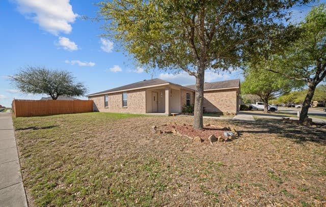 3-bedroom rental at 240 Rustic Acres in Selma, TX — photo 3