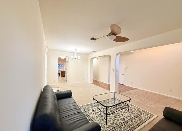 4-bedroom rental at 20630 Cliff Park in San Antonio, TX — photo 4