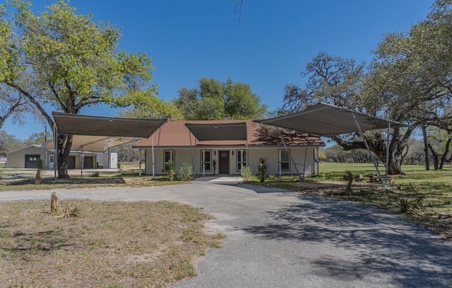 3-bedroom rental at 311 Governors in Floresville, TX — photo 1