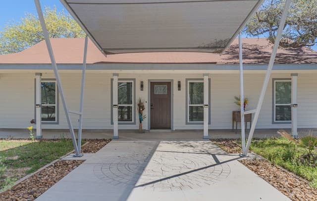 3-bedroom rental at 311 Governors in Floresville, TX — photo 3