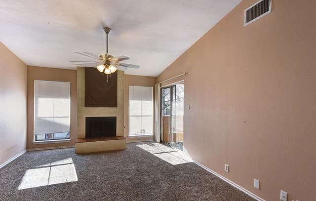 2-bedroom rental at 1431 Loma Alto Rd Unit 4 in San Antonio, TX — photo 2
