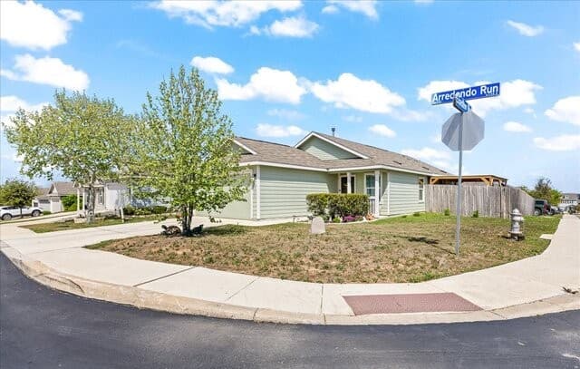 3-bedroom rental at 6331 Arredondo in San Antonio, TX — photo 3