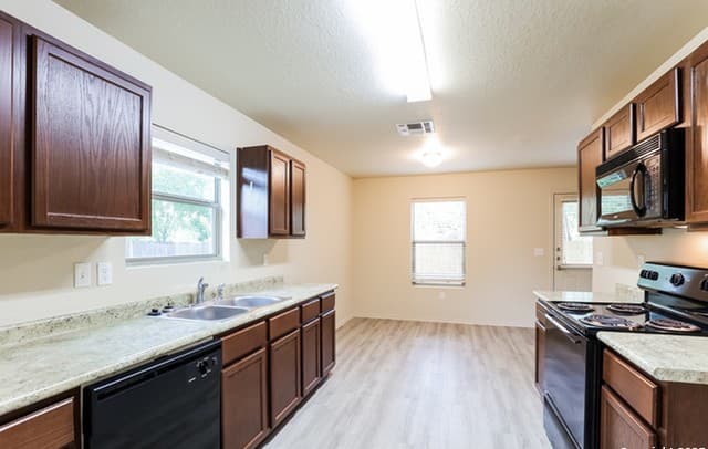 3-bedroom rental at 7031 Heathers Pond in San Antonio, TX — photo 3