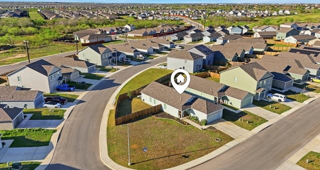3-bedroom rental at 13319 Dutra Rd in San Antonio, TX — photo 5