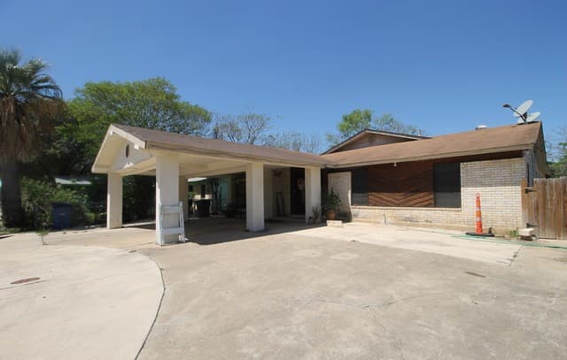 4-bedroom rental at 3507 Fairmeadows in San Antonio, TX — photo 2