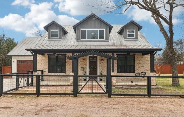 4-bedroom rental at 115 & 113 E Evergreen in Boerne, TX — photo 2