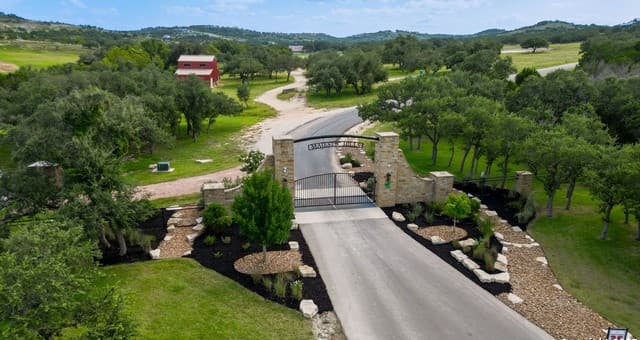 rental at 340 W Starview Cv in Blanco, TX — photo 2