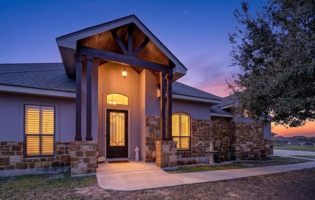 4-bedroom rental at 121 Abrego Mount in Floresville, TX — photo 2